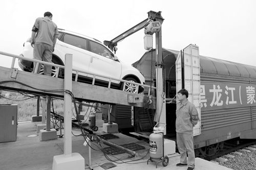 中國鐵路哈爾濱局集團開行首趟商品汽車 公轉(zhuǎn)鐵 貨運班列