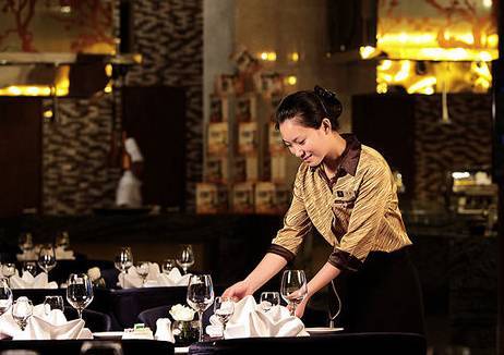 酒店餐飲服務(wù)精髓 從“三輕四勤”到“十服務(wù)”的全方位解讀