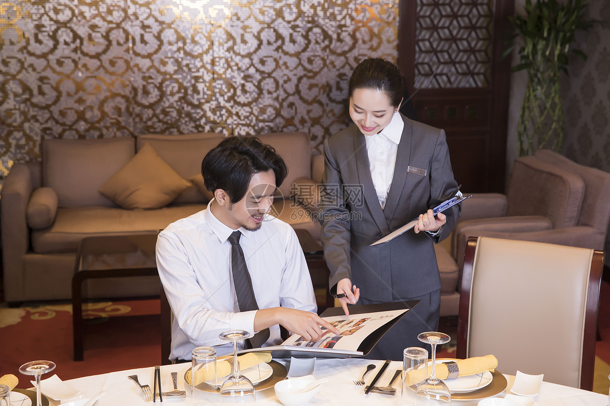 細(xì)致服務(wù) 走進(jìn)資深酒店餐廳服務(wù)員的點菜功夫